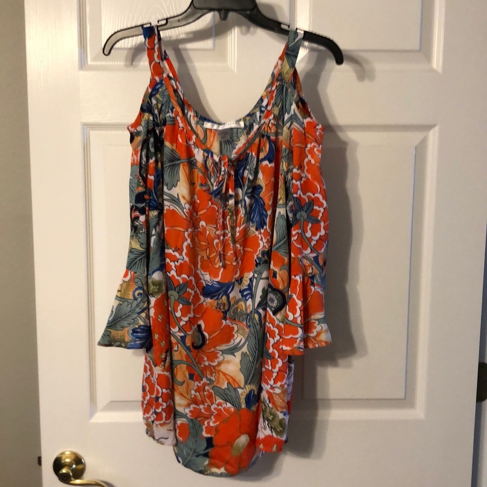 Peter Nygard cold shoulder blouse